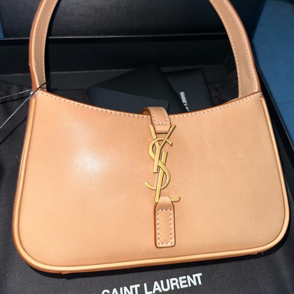 Ysl Le 5 a 7 mini bag. 19x11.5x4.5cm/7.5x4.5x1.8in. Calf leather. Never worn. - Picture 9 of 15